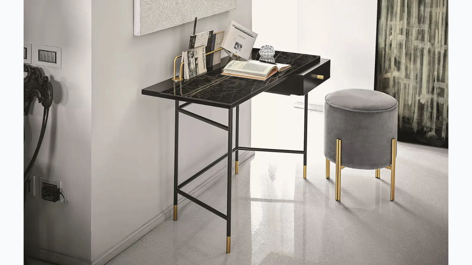 Scrittoio Vanity con top in marmo, cassetto in legno laccato e struttura in acciaio di Bontempi