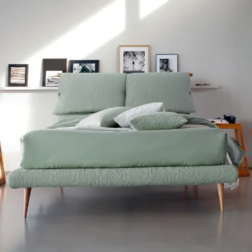 Letto in tessuto con testiera imbottita e piedini in legno Fly di Bontempi Letti Design