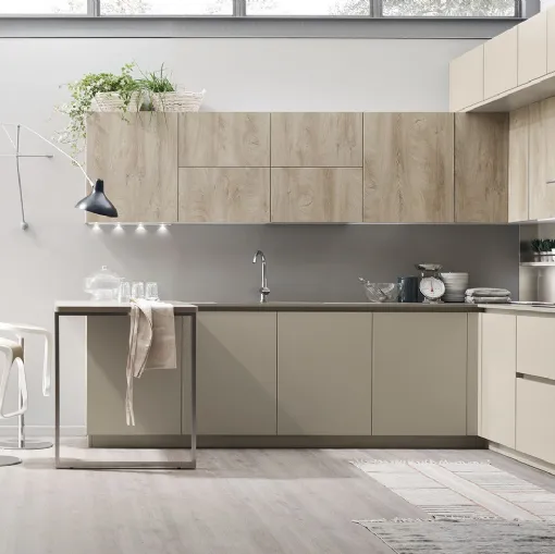 Cucina Moderna Lounge 10 angolare con penisola in laccato Beige Ecru e Rovere Coloniale di Veneta Cucine