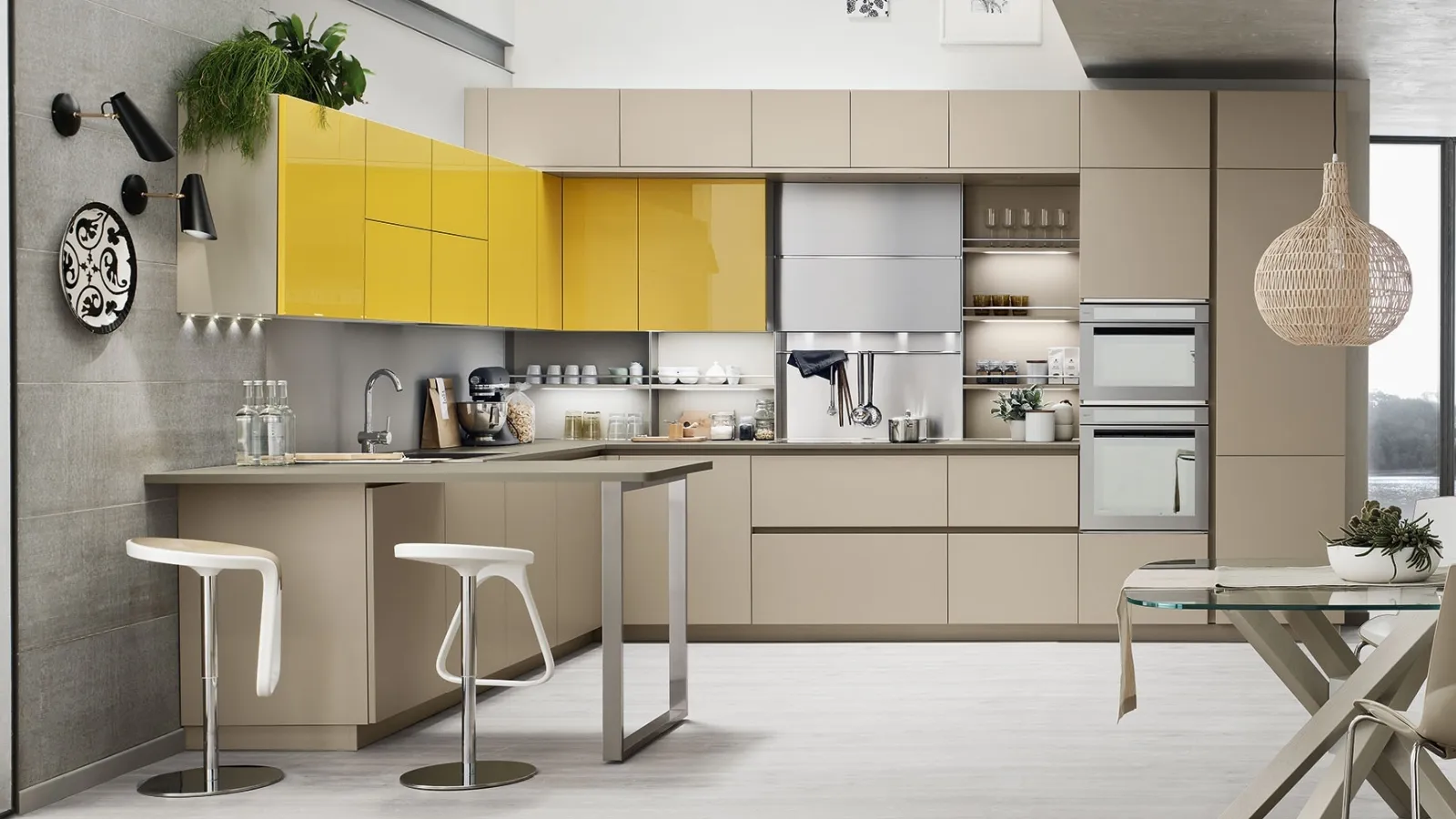 Cucina Moderna Lounge 13 angolare con penisola in laccato Beige Ecru opaco e Giallo Girasole lucido di Veneta Cucine